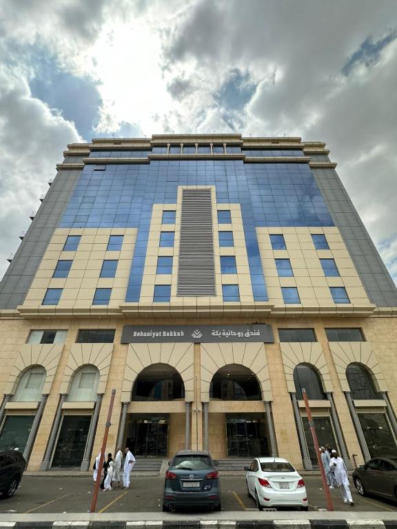 a large building with people standing outside of it at فندق نوم وسكون in An Nikāshah