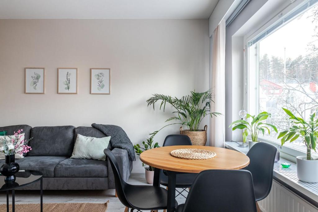 Χώρος καθιστικού στο Bright & Spacious Studio in Lahti Center