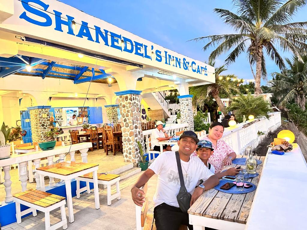 een groep mensen die aan een tafel in een restaurant zitten bij shanedel's inn & café in Basco
