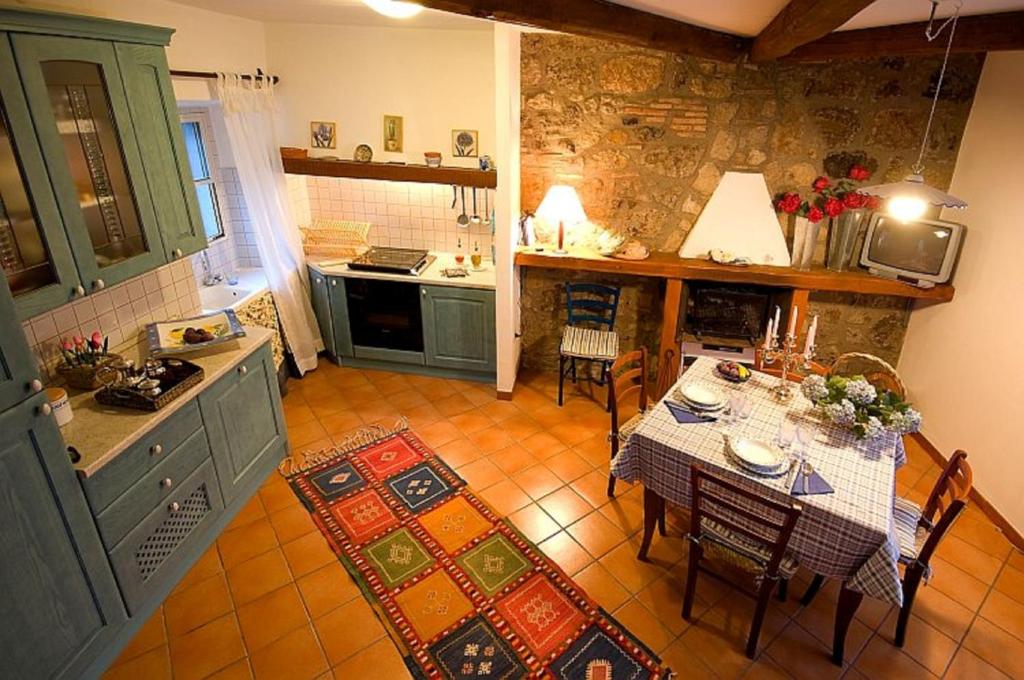 une cuisine avec une table et une salle à manger dans l'établissement Green House - Blue House, à Civitella dʼAgliano