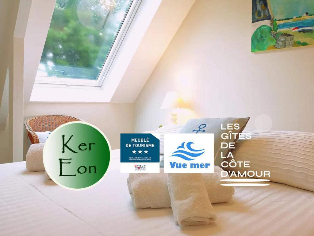 Una habitación con una cama con letreros. en Ker Eon - Les Gîtes de la Côte d'Amour, en Batz-sur-Mer