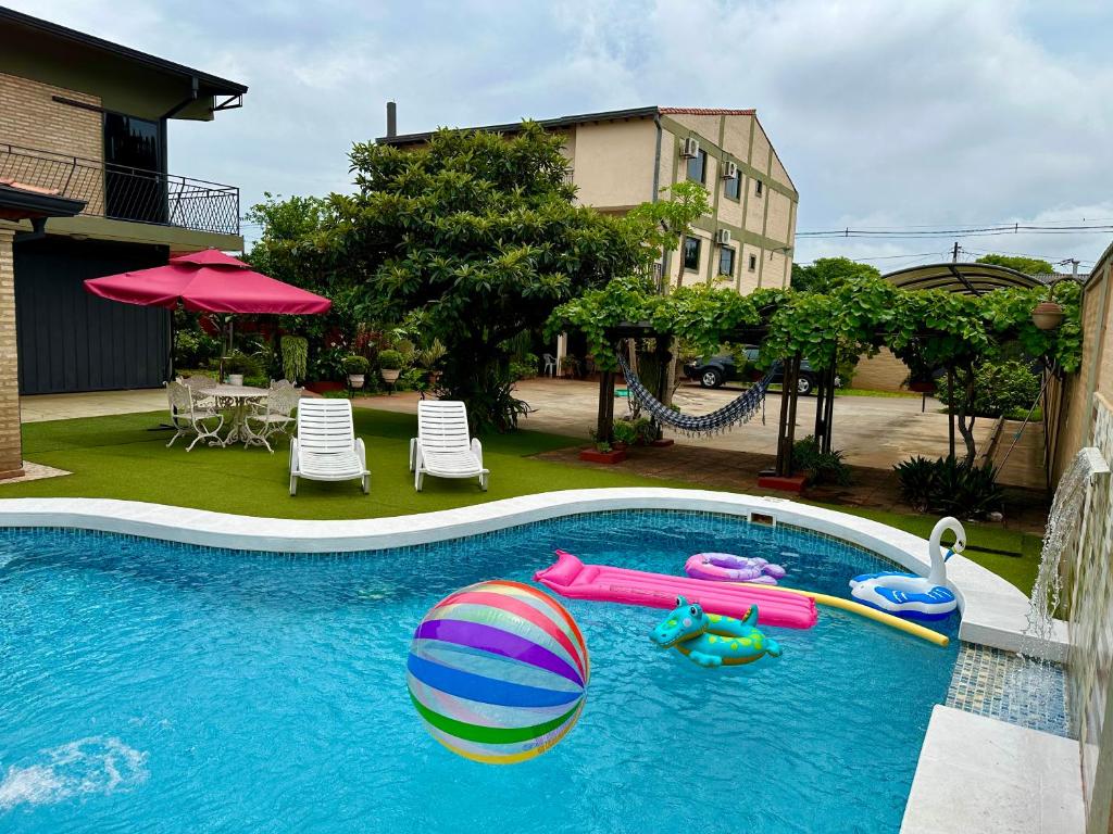 Bazén v ubytování Apartamento con piscina, terraza y parking en las cercanías de Asunción nebo v jeho okolí