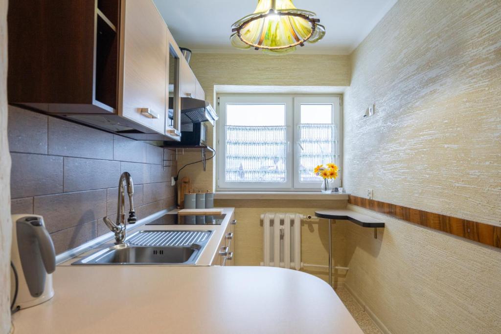 Kuchyňa alebo kuchynka v ubytovaní APARTAMENT NAD KAMIEŃCZYKIEM IV