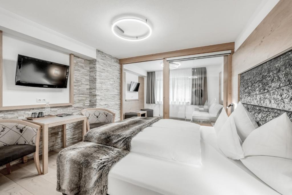 TV a/nebo společenská místnost v ubytování Hotel Grauer Bär