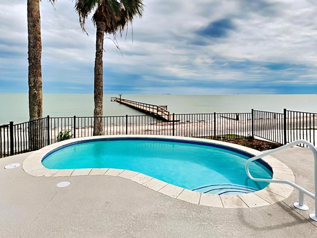 una piscina con vista al mar en Heron House, en Rockport