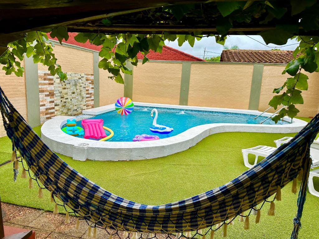 Bazén v ubytování Apartamento con piscina, terraza y parking en las cercanías de Asunción nebo v jeho okolí