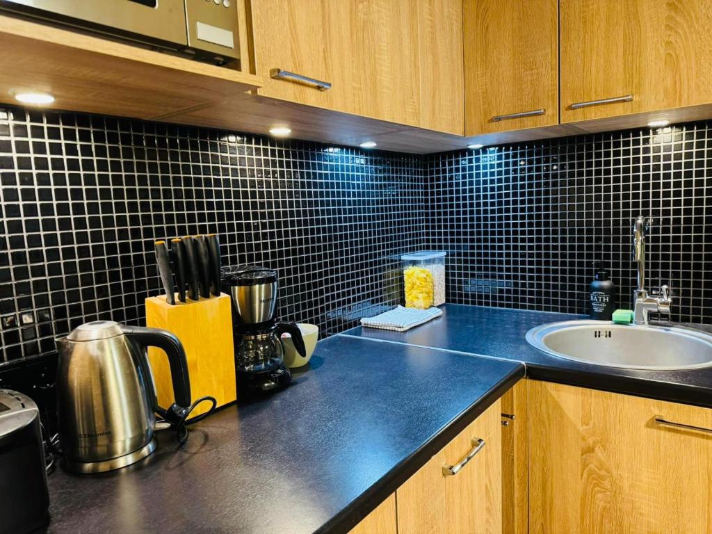 Η κουζίνα ή μικρή κουζίνα στο Luxury Suites Foorum by Rikas Hotels