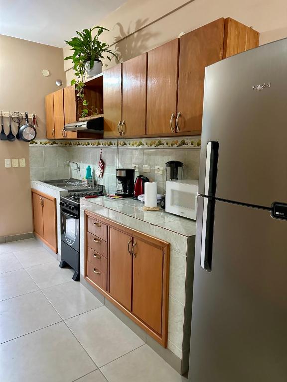 Kuchyň nebo kuchyňský kout v ubytování Apartamento con piscina, terraza y parking en las cercanías de Asunción