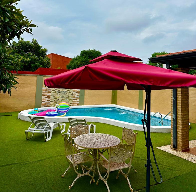 Bazén v ubytování Apartamento con piscina, terraza y parking en las cercanías de Asunción nebo v jeho okolí