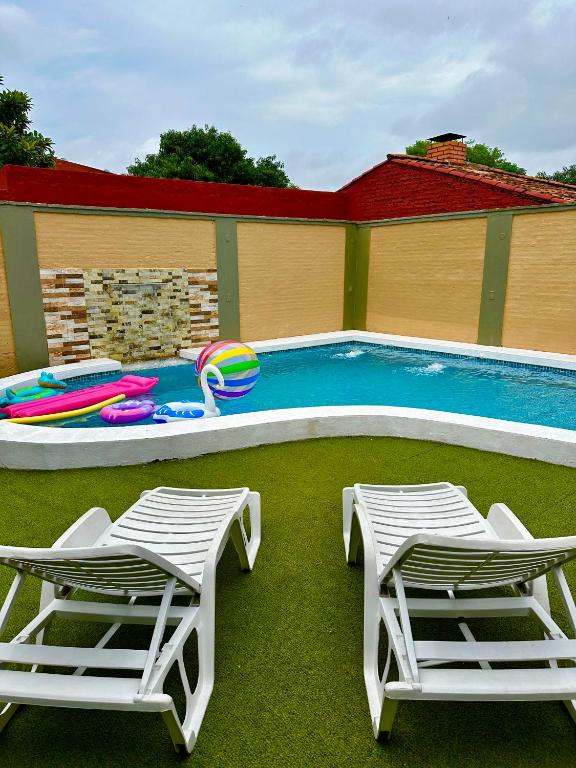 Bazén v ubytování Apartamento con piscina, terraza y parking en las cercanías de Asunción nebo v jeho okolí