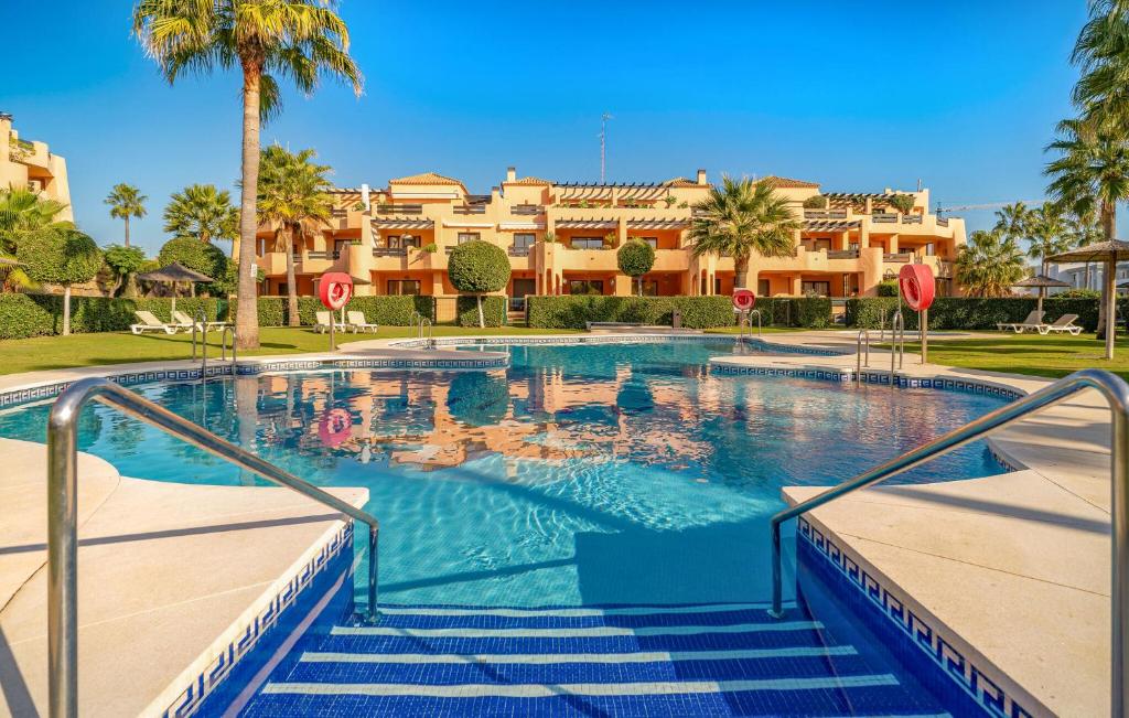 Πισίνα στο ή κοντά στο 2 Bedroom Stunning Apartment In Casares