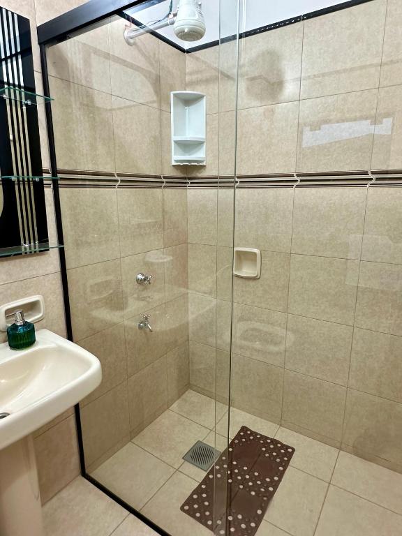 Koupelna v ubytování Apartamento con piscina, terraza y parking en las cercanías de Asunción