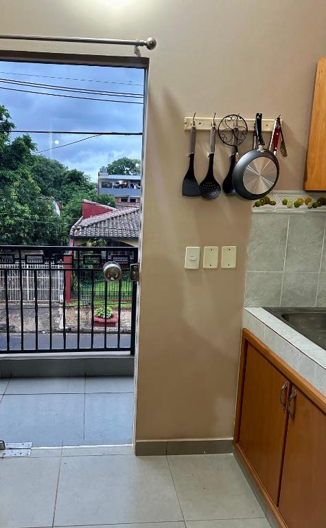 Kuchyň nebo kuchyňský kout v ubytování Apartamento con piscina, terraza y parking en las cercanías de Asunción
