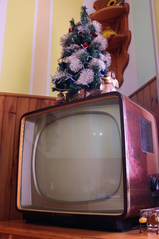 an old television with a christmas tree on top of it at Discover Italy in Tignes