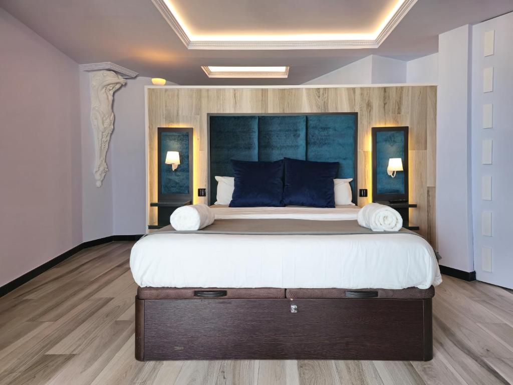Postel nebo postele na pokoji v ubytování Special Sky Suite - Sea & Mountain Views- Torremolinos Center