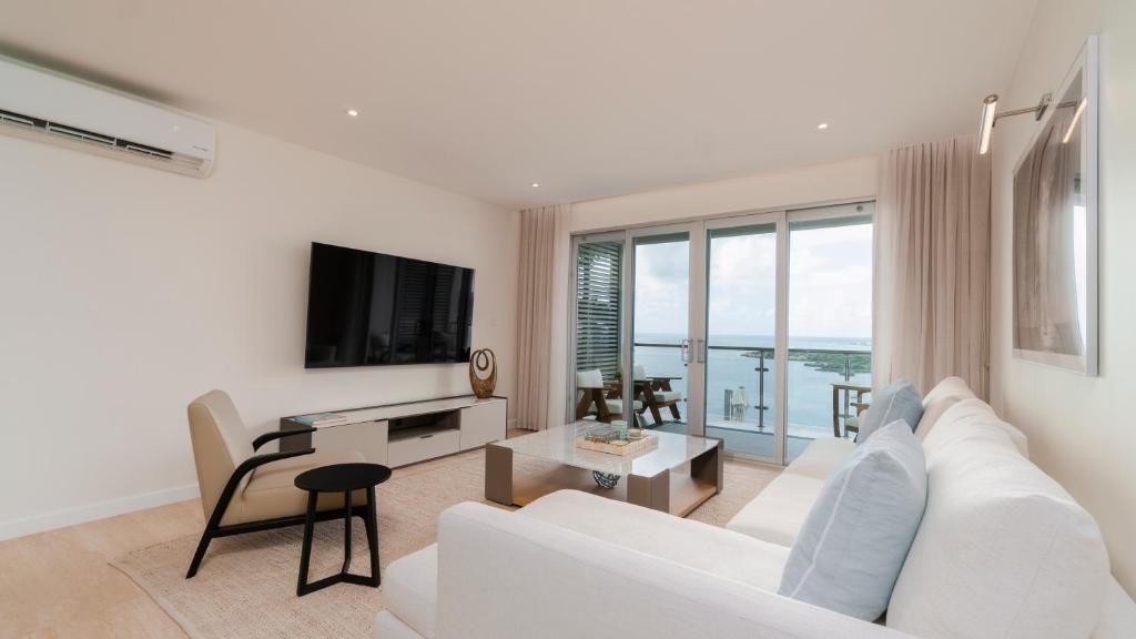 TV a/nebo společenská místnost v ubytování Amethyst Ocean View Condo