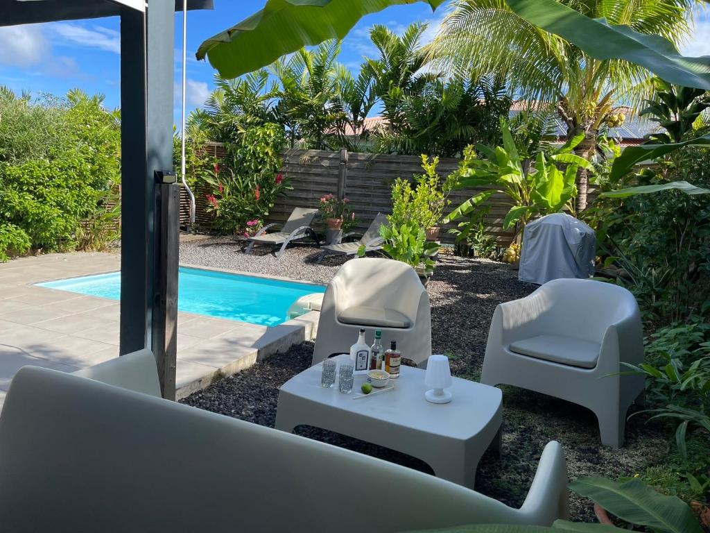 Bazén v ubytování Villa Jalna Zamana 2 chambres piscine privée jardin nebo v jeho okolí