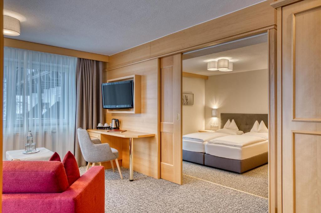 Posteľ alebo postele v izbe v ubytovaní Parkhotel Seefeld