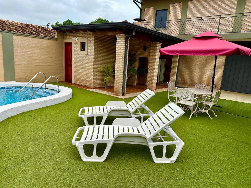 Bazén v ubytování Apartamento con piscina, terraza y parking en las cercanías de Asunción nebo v jeho okolí