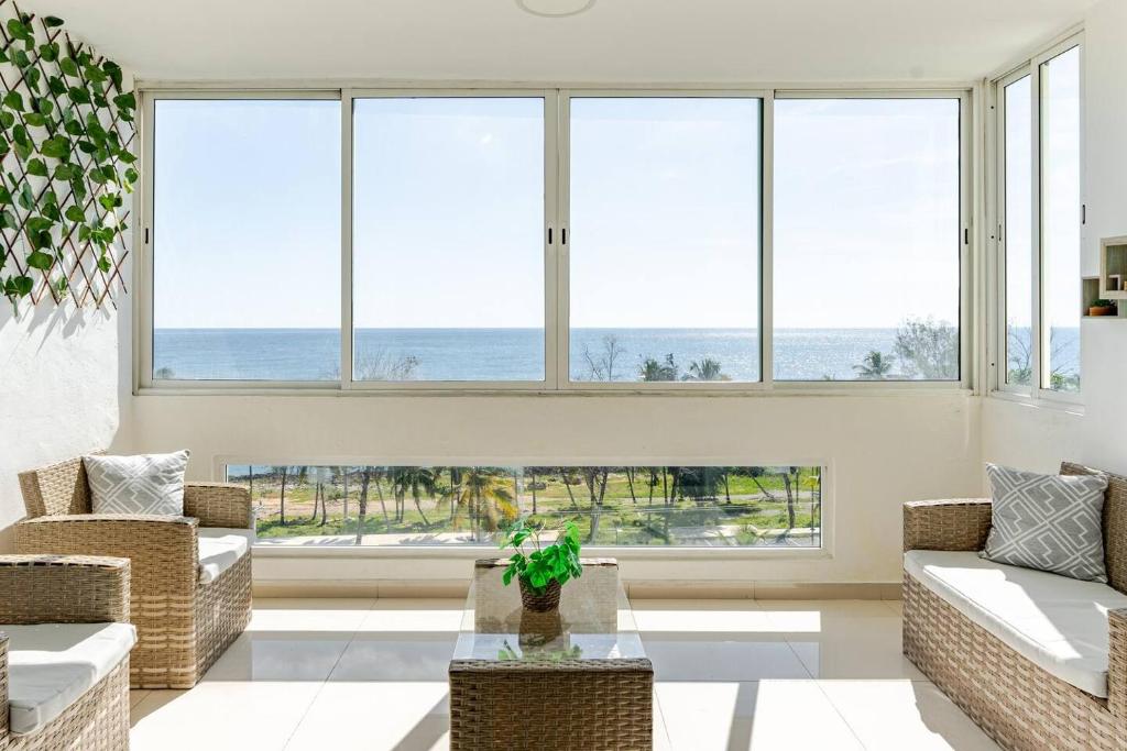 Χώρος καθιστικού στο Luxury Ocean View Condo in Santo Domingo