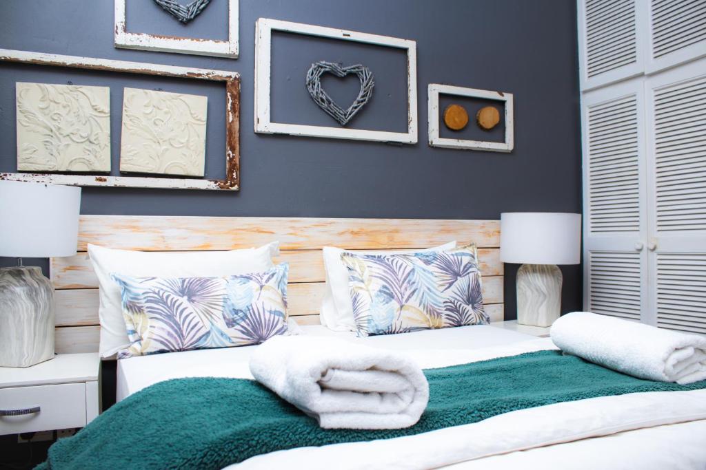 Un dormitorio con una cama con toallas. en Beechwood B&B, en Durban