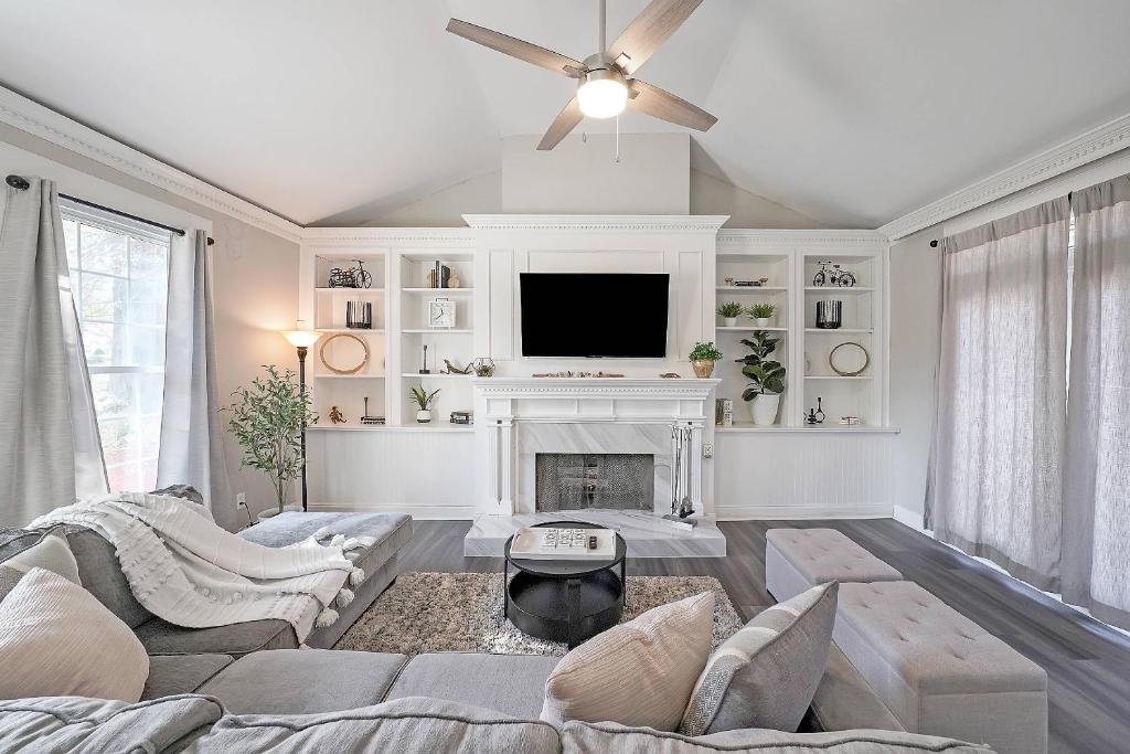 een woonkamer met een bank en een open haard bij Indian Lakes in Stone Mountain