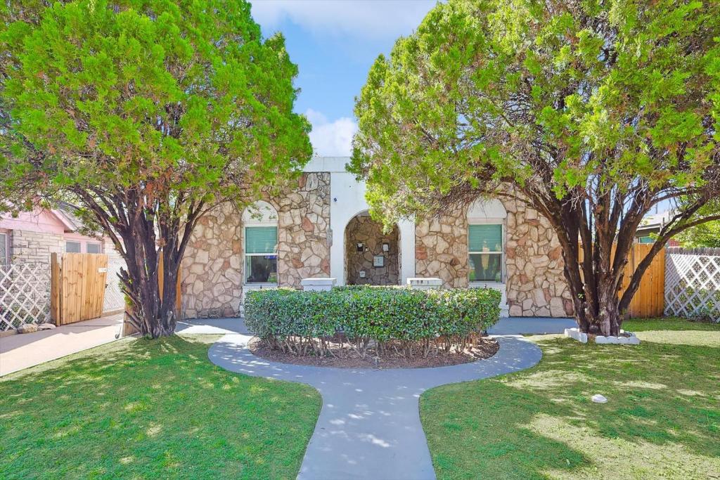 una casa con due alberi e un passaggio pedonale di Comfy and Modern Holiday Lofts in FW a Fort Worth