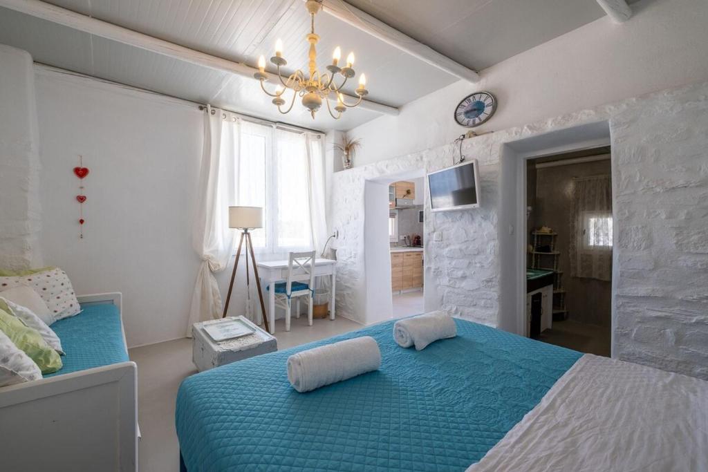 Posteľ alebo postele v izbe v ubytovaní Votsalaki new studio in Parikia Paros