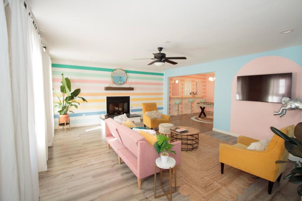 een woonkamer met een bank en stoelen en een open haard bij The Cowboy Cabana in Round Rock