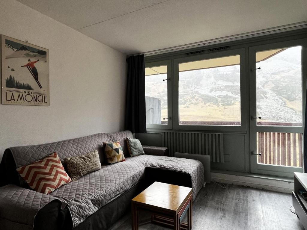 un salon avec un canapé et une table dans l'établissement Résidence Le Tourmalet - maeva Home - Appartement 2 pièces 6 personnes - Sélection MAE-0421, à La Mongie