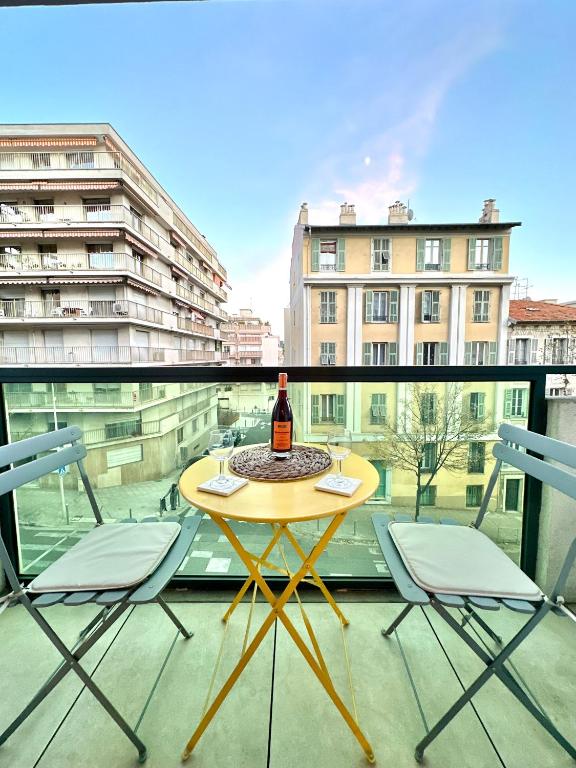 - une table avec une bouteille de vin assise sur un balcon dans l'établissement Studio 600 m de la Promenade des Anglais, à Nice