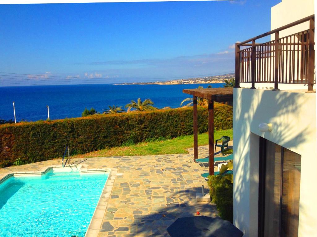una piscina con vista al mar en Aura Holiday Villas, en Pafos