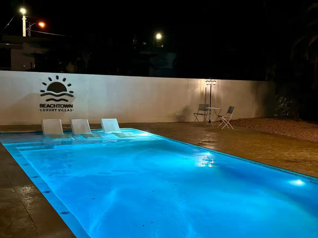 Bazén v ubytování Beachtown Luxury Villas Apt 101 nebo v jeho okolí