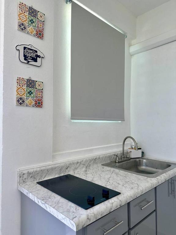 Kuchyň nebo kuchyňský kout v ubytování Beachtown Luxury Villas Apt 101