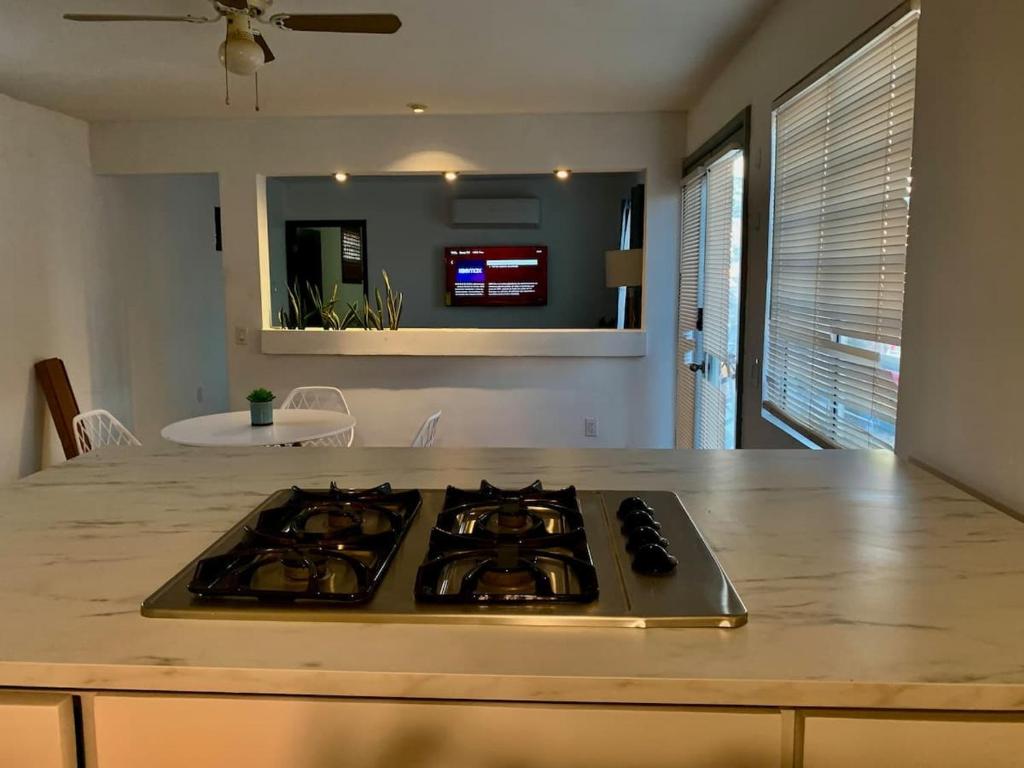 una cucina con piano cottura e forno di En el Malecon de Puerto Peñasco a Puerto Peñasco