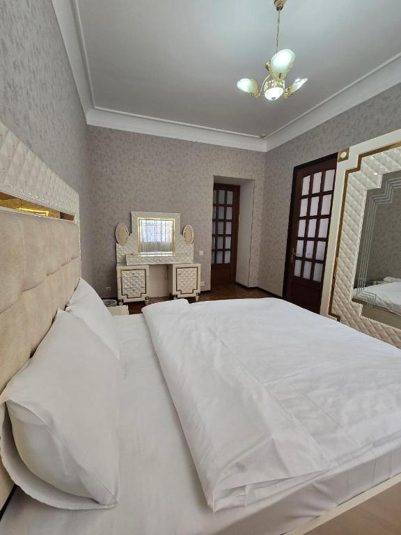 En eller flere senge i et værelse på Apartment Formula 1 view