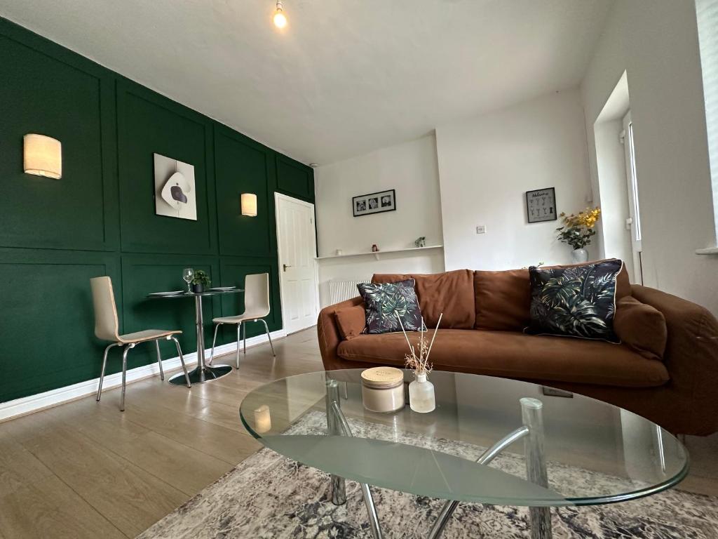 Beautiful Bungalow Awaits Your Short Term Stayにあるシーティングエリア