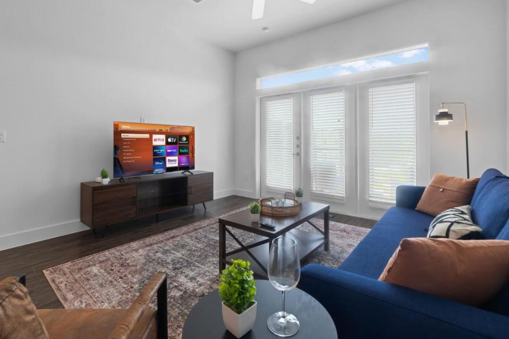 Μια τηλεόραση ή/και κέντρο ψυχαγωγίας στο Luxurious New Unit 1Bd1Ba Pool Golf Sim