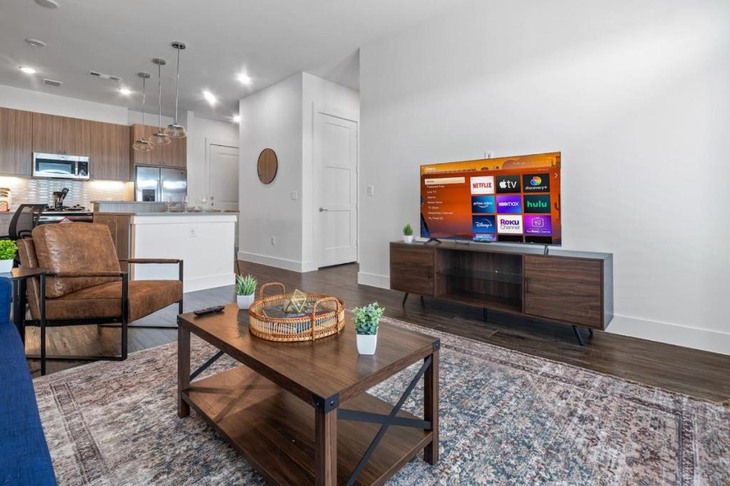 Η κουζίνα ή μικρή κουζίνα στο Lavish Escape 1Bd1Ba Pool w Golf Sim