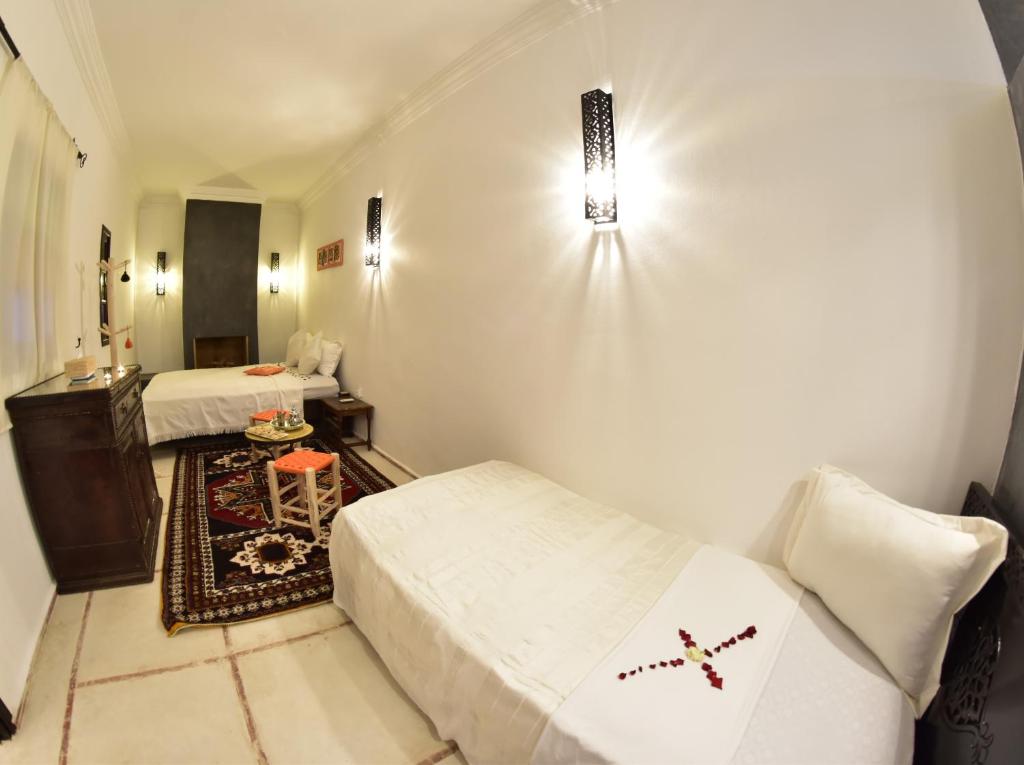 Postel nebo postele na pokoji v ubytování Riad Iklil
