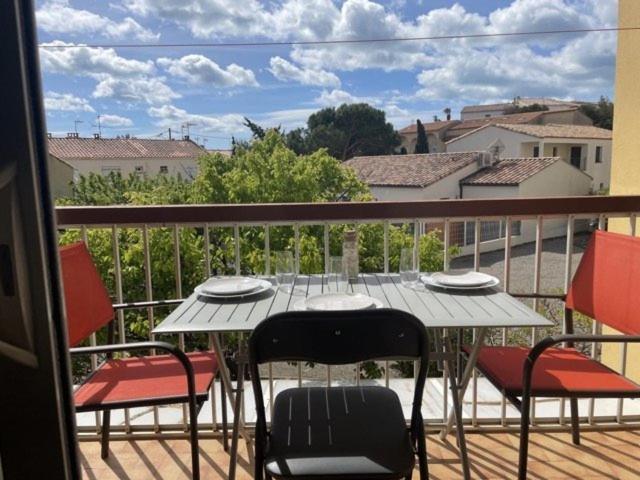 une table et des chaises sur un balcon avec vue dans l'établissement SP250-A407 Appartement 2 pièces SAINT PIERRE LA MER, à Saint Pierre La Mer