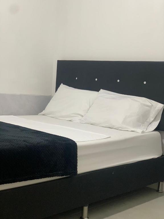 Postel nebo postele na pokoji v ubytování Hostal CasaBlanca, Laureles Estadio