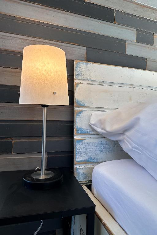a lamp on a table next to a bed at Midtown Boardinghouse - Martin-Luther-King-Platz in Hamburg