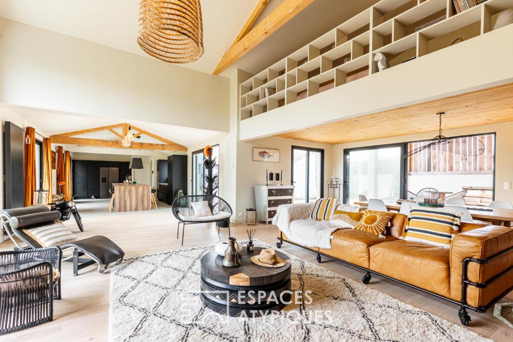 un salon avec un canapé et une table dans l'établissement Chai de caractère à proximité des plages, à Saint-Pierre-dʼOléron