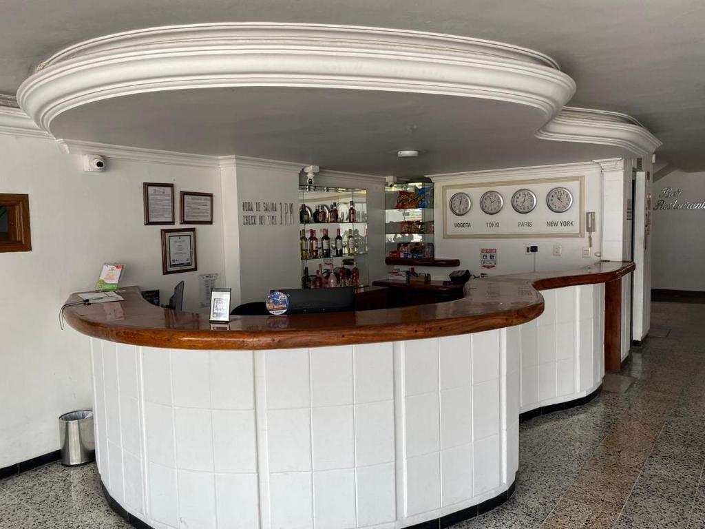 Лаундж или бар в TAMA Hotel Granada Real Cali