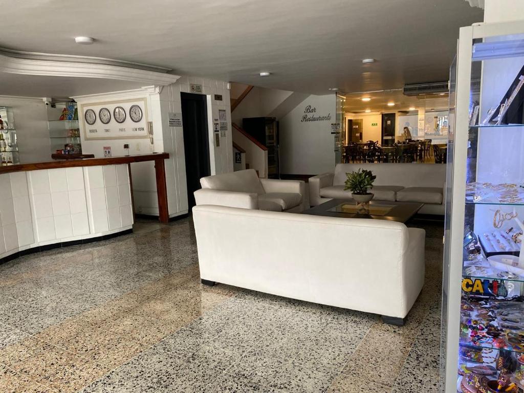 Кухня или мини-кухня в TAMA Hotel Granada Real Cali
