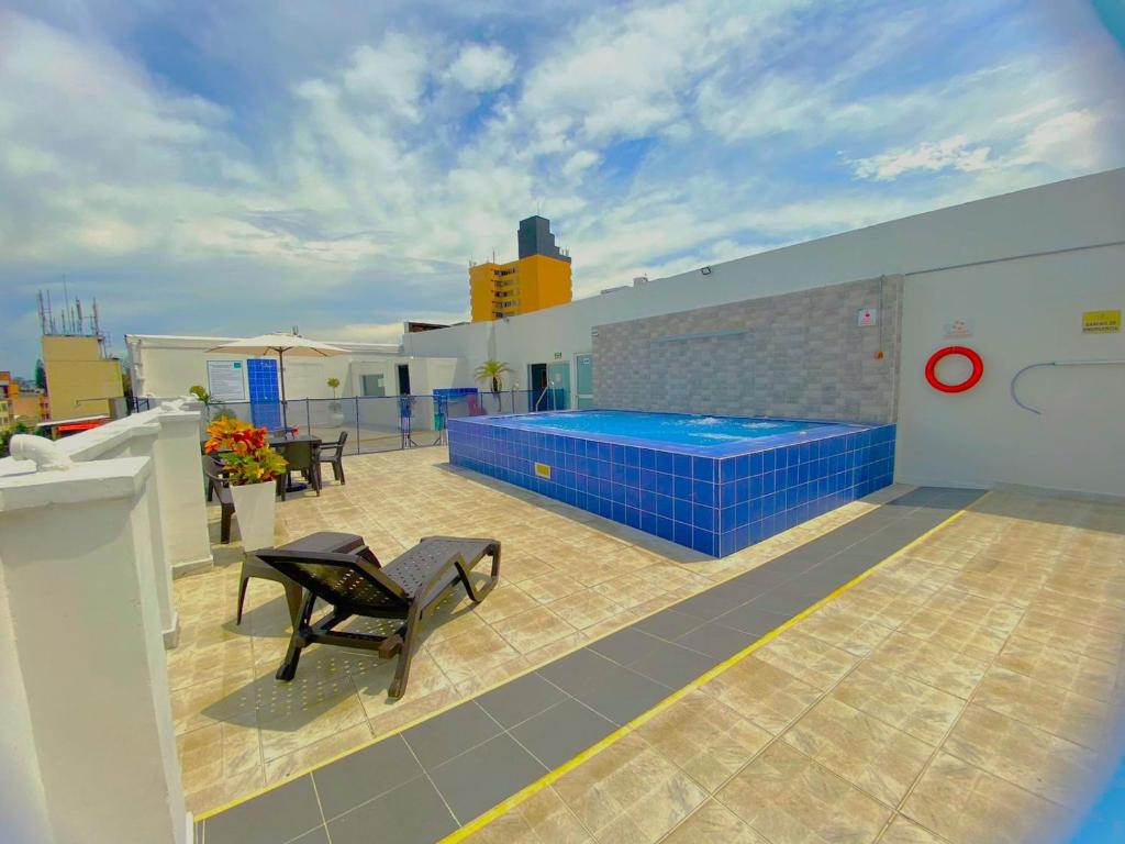 Бассейн в TAMA Hotel Granada Real Cali или поблизости