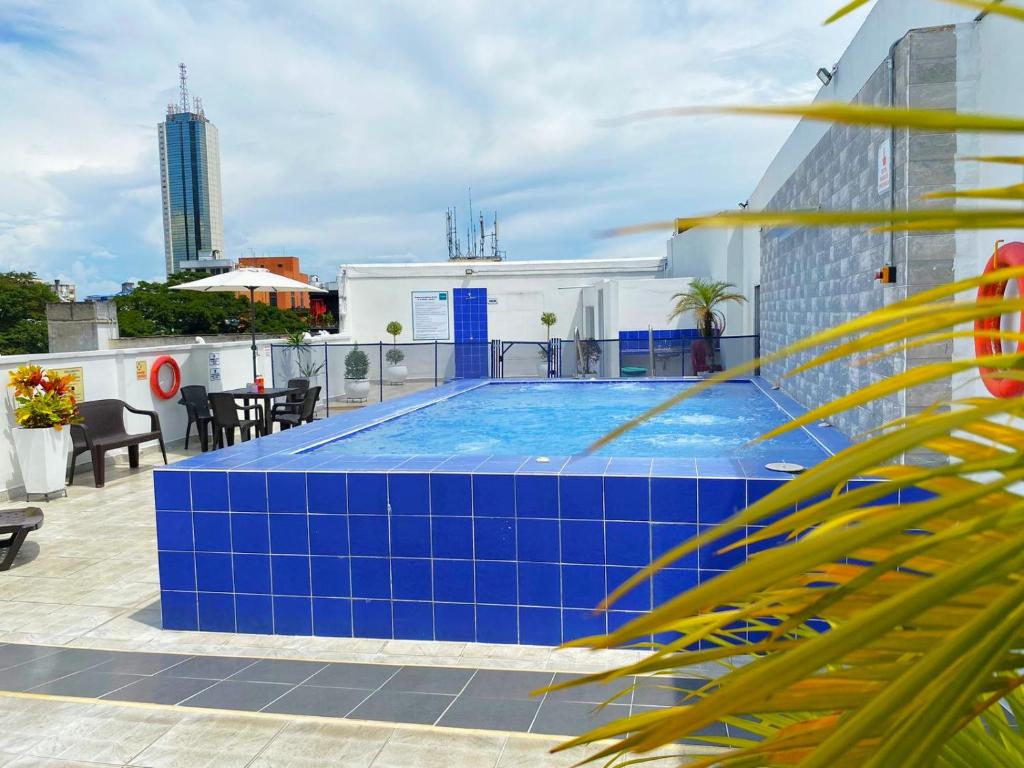 Бассейн в TAMA Hotel Granada Real Cali или поблизости