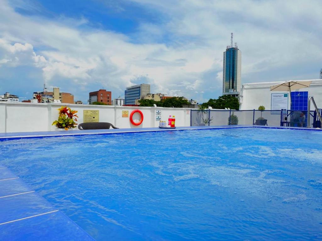 Бассейн в TAMA Hotel Granada Real Cali или поблизости