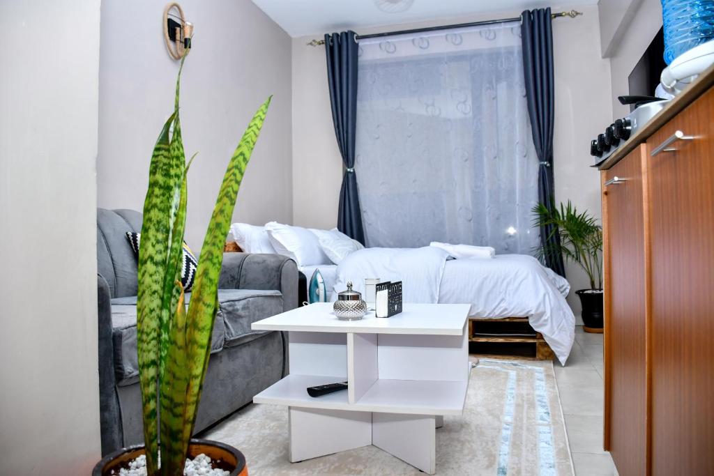 Postel nebo postele na pokoji v ubytování Elegant Studio with Rooftop Pool in Nairobi -Jovial Homes